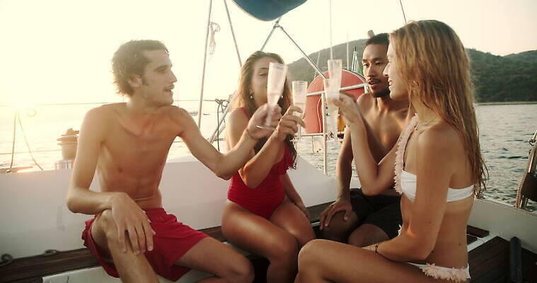 백인 라이프스타일 여자 남자 수영복 음료 여행 요트 관계 청소년 휴가 함께함 항해 앉기 동양인 여러명 20대 야외 10대 물 운동복 비키니 뷰티 와인 우정 마시기 축하 잡기 보트 재산 고급 샴페인 지중해 축배 스파클링와인 성인남자만 성인여자만 4K MOV 해외동영상 클립영상 자연요소 서양인 옷 바다 다수 컨셉 배_교통 모션 주류 사람 인종 청년 생활 금융 친구 동영상 탄산 남자만 여자만 성인만 파일형식
