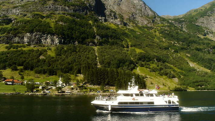 주간 나무 여행 자연 산 항해 노르웨이 사람없음 파란색 강 계곡 보트 숲 크루즈 언덕 북쪽 스칸디나비아 피오르 4K MOV 해외동영상 클립영상 자연요소 식물 유럽 컬러 배_교통 방향 생태계 지형 동영상 파일형식
