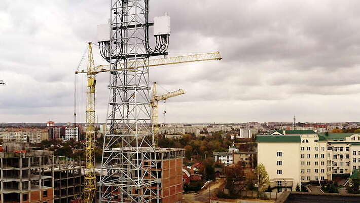 산업 백그라운드 통신 지붕 미래 안테나 사람없음 건물 스마트폰 글로벌 탑 디지털 고층빌딩 힘 장비 인공위성 과학기술 도시 악단 네트워크 역 무선전화기 수화기 서비스 라디오 신호 와이파이 전자 방송 전염 시스템 세대 방사선 송신기 셀룰러 4G 4K MOV 해외동영상 클립영상 건축물 음악 컨셉 교통시설 기술 IT 빌딩 전자제품 핸드폰 스마트기기 질병 전화기 무선인터넷 감염 동영상 파일형식