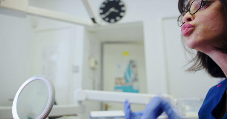 백인 여자 중년 장갑 영국 잉글랜드 실내 대화 설명 사람 손짓 두명 건강관리 거울 터치 환자 의사 보여주기 서식스 4K MOV 해외동영상 클립영상 서양인 잡화 유럽 의학 모션 건강 관리 말하기 성인 내부 의료진 동영상 파일형식