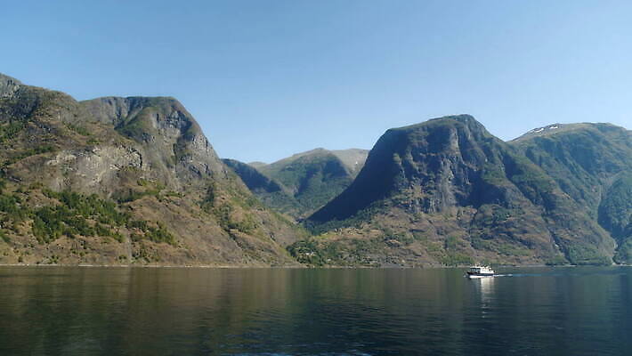 주간 나무 여행 자연 산 항해 노르웨이 사람없음 파란색 강 계곡 펼침 보트 숲 크루즈 언덕 북쪽 타이틀 스칸디나비아 피오르 4K MOV 해외동영상 클립영상 자연요소 식물 유럽 컬러 배_교통 모션 방향 생태계 지형 동영상 파일형식