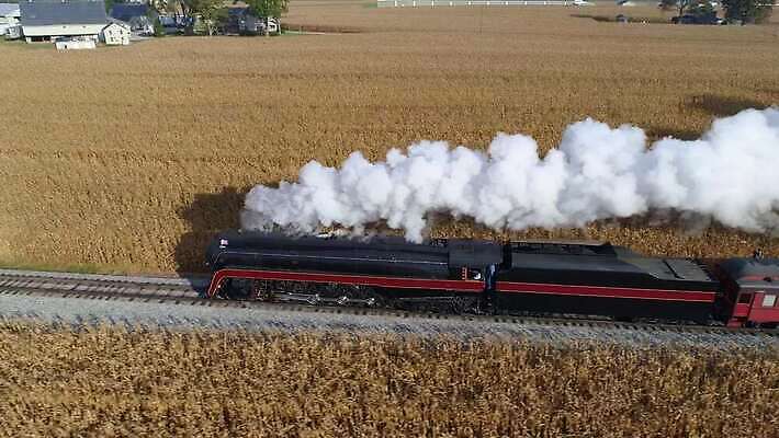 디자인 산업 도로 여행 교통시설 안테나 사람없음 검은색 기계 기찻길 기차 골동품 화물 연기 역 수증기 컨테이너 심볼 속도 복고 탱크 트랙 마차 승객 엔진 고립 드론 방법 석탄 선로 옛날 4K MOV 해외동영상 클립영상 길 육상교통 교통수단 컬러 교통 통신 대중교통 운송업 시설 동영상 파일형식