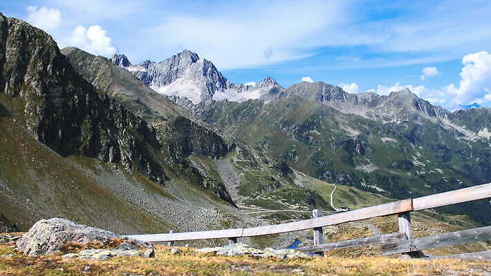 나무 구름 공원 스포츠 여행 자국 자연 하늘 휴가 산 풍경 사람없음 야외 여름 환경 계곡 맑음 등산 트래킹 하이킹 탐험 시골 황무지 오스트리아 정상 고도 오르기 알프스 장면 지역 암초 오르막 절정 지질학 4K MOV 해외동영상 클립영상 자연요소 식물 계절 공공시설 교육 유럽 모션 레저 날씨 생태계 동영상 파일형식