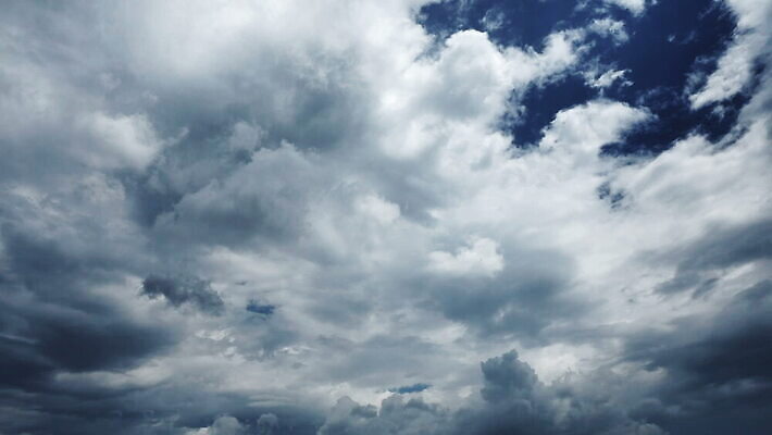 구름 컬러 백그라운드 자연 하늘 날씨 풍경 사람없음 야외 가로 여름 파란색 빛 햇빛 태양 우주 환경 흰색 전원 분위기 장면 천국 솜털 스카이라인 내추럴 오존 적란운 천창 유일 타임랩스 MOV 해외동영상 클립영상 자연요소 계절 컨셉 촬영기법 전기에너지 생태계 동영상 파일형식 구름_자연