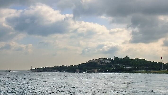 아시아 바다 백그라운드 건축양식 지붕 주택 이스탄불 안테나 사람없음 건물 파란색 도시풍경 뷰티 궁전 도시 시간 보트 모스크 칠면조 랜드마크 보스포루스 아랍어 옛날 콘스탄티노플 MOV 튀르키예 해외동영상 클립영상 건축물 건축 나라 컬러 고건축 배_교통 통신 조류 풍경 이슬람교 동영상 파일형식