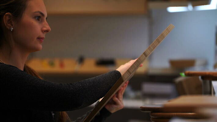 학생 라이프스타일 여자 백그라운드 가정 자연 표면 요리 한명 성인 목재 갈색 상점 주방 공구 선택 널 구매 자르기 천 오브젝트 내추럴 수공예품 중고 4K MOV 해외동영상 클립영상 나무 1 컬러 컨셉 재료 모션 사람 생활 쇼핑 도구 직물 공예품 생태계 동영상 파일형식