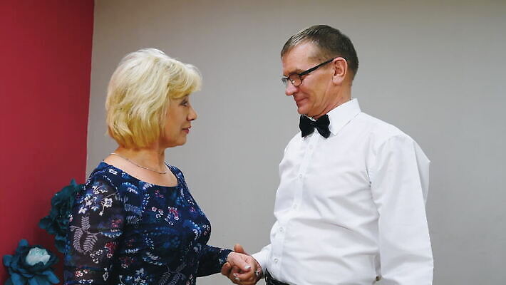 백인 손 커플 응시 여자 노년 남자 행복 결혼 컨셉 데이트 가족 관계 포옹 결혼식 남편 함께함 발렌타인데이 대화 사랑 미소 사람 성인 두명 믿음 산책 낭만 잡기 아내 은퇴 집중 만족 80대 돌봄 옛날 조부모 채팅 MOV 해외동영상 클립영상 서양인 시선 감정 안기 모션 데이이벤트 휴식 표정 말하기 이벤트 신체부위 동영상 파일형식