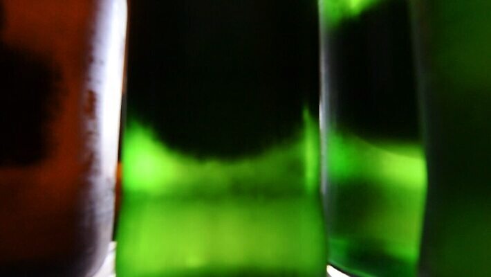 1 라이프스타일 여자 남자 음료 태국 유리 선반 주택 맥주 주류 실내 한명 사람 성인 가로 초록색 주방 얼음 기계 추위 마시기 알코올 신선 잡기 바 오픈 액체 시원함 상쾌 냉장고 중독 냉각기 냉동고 해로움 MOV 해외동영상 클립영상 자연요소 감정 아시아 컬러 가구 컨셉 모션 재질 내부 건물 생활 가전제품 동영상 파일형식