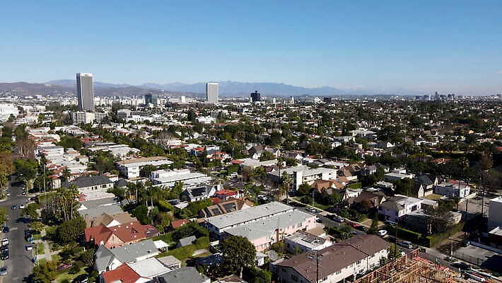 나무 도로 교통시설 자동차 하늘 천사 거리 아파트 주택 건설업 풍경 사람없음 야외 건물 초록색 여름 파란색 탑 고층빌딩 미국 도시 뜨거움 도심 중앙 빌라 캘리포니아 지역 커뮤니티 스카이라인 이웃 할리우드 로스앤젤레스 개발 교외 조감도 4K MOV 해외동영상 클립영상 식물 건축물 계절 산업 길 육상교통 컬러 교통 북아메리카 빌딩 시설 동영상 파일형식