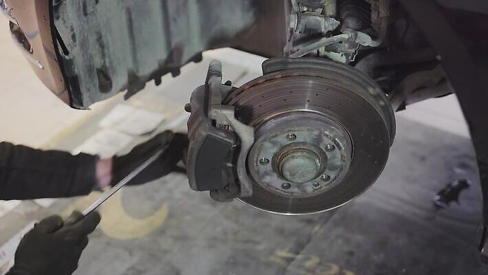 직업 무기 스포츠 자동차 새로움 한명 안전 빛 금속 공연 바퀴 원형 변화 가장자리 수리 정지 은색 브레이크 서비스 타이어 볼트 시스템 잭 점검 유지 패드 교체 단절 자동 제어 철강 캘리퍼스 4K MOV 해외동영상 클립영상 도형 1 육상교통 컬러 컨셉 모션 재질 사람 이벤트 공구 둘레 동영상 파일형식