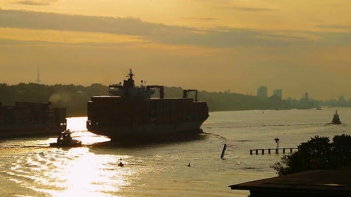 실루엣 산업 교통시설 하늘 독일 사람없음 야외 물 빛 강 반사 항구 새벽 보트 눈금 지역 작업도구 함부르크 4K 락다운 MOV 해외동영상 클립영상 자연요소 유럽 교통 배_교통 촬영기법 도구 시설 동영상 파일형식