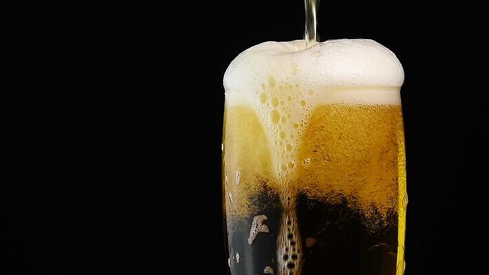 음료 백그라운드 모션 유리 표면 맥주 사람없음 옆모습 달리기 노란색 우주 검은색 거품 흐름 추위 흰색 알코올 신선 투명 액체 개울 황금 붓기 닫기 정상 가득함 상쾌 각도 느림 넘어짐 MOV 해외동영상 클립영상 감정 뷰포인트 컬러 컨셉 재질 주류 강 동영상 파일형식