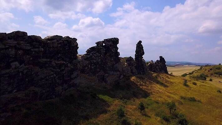 구름 공원 유럽 벽 여행 백그라운드 밭 자국 자연 하늘 산 독일 풍경 사람없음 야외 여름 파란색 컬러풀 하이킹 바위 역사 악마 부식 사암 내추럴 랜드마크 옛날 4K MOV 해외동영상 클립영상 자연요소 계절 공공시설 나라 컬러 농업 레저 돌_바위 생태계 동영상 파일형식