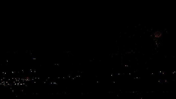 행복 컬러 백그라운드 하늘 불 추상 휴가 불꽃 새로움 기념 폭죽 사람없음 빨간색 빛 컬러풀 노란색 파티 검은색 축제 어둠 흰색 축하 도시 업무 야간 저녁 폭발 연도 7월 4K MOV 해외동영상 클립영상 자연요소 감정 컨셉 무늬 이벤트 작업 날짜 동영상 파일형식