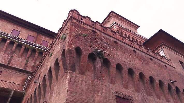 외관 유럽 여행 건축양식 하늘 벽돌 풍경 사람없음 야외 건물 물 파란색 도시풍경 여행객 탑 이탈리아 궁전 도시 성 센터 중세 역사 재산 저녁 타운 천연기념물 랜드마크 세기 옛날 4K MP4 해외동영상 클립영상 자연요소 건축물 건축 나라 컬러 고건축 모션 사람 금융 야간 동영상 파일형식