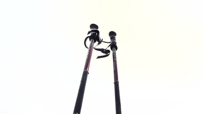 계절 스포츠 겨울 바람 스키 사람없음 야외 장비 흰색 폴 폴대 4K MOV 해외동영상 클립영상 자연요소 컬러 날씨 겨울스포츠 막대기 스키용품 동영상 파일형식