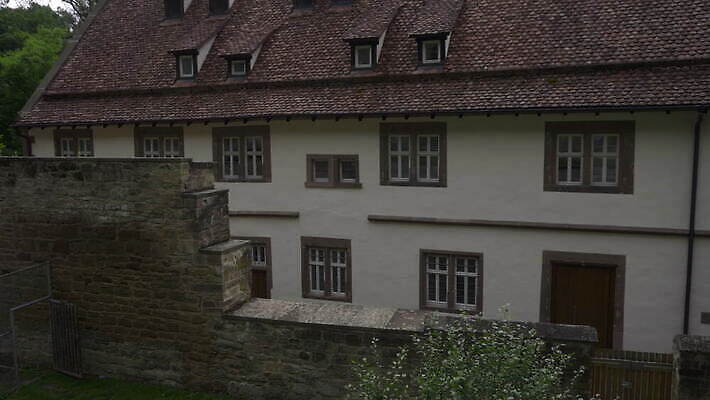 유럽 종교 도로 십자가 건축양식 엄마 독일 사람없음 건물 세계 갈색 교회 마을 정원 중세 역사 재산 땅 수도원 천연기념물 랜드마크 수녀원 안뜰 옛날 4K MOV 해외동영상 클립영상 건축물 건축 나라 길 컬러 가족 종교건축 교통시설 금융 동영상 파일형식