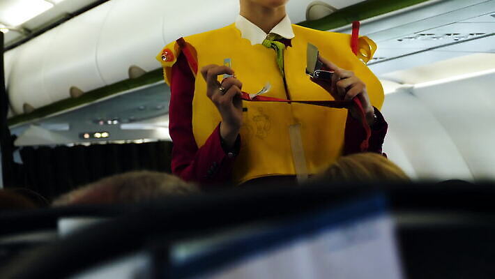 직업 여자 여행 지도 의자 교통시설 비행기 설명 안전 사람없음 노란색 장비 벨트 흰색 긴급 조끼 승무원 서비스 승객 시위 대패 대피 시범 잠금해제 4K MOV 해외동영상 클립영상 잡화 컬러 가구 교통 항공교통 모션 대중교통 사람 외투 시설 동영상 파일형식