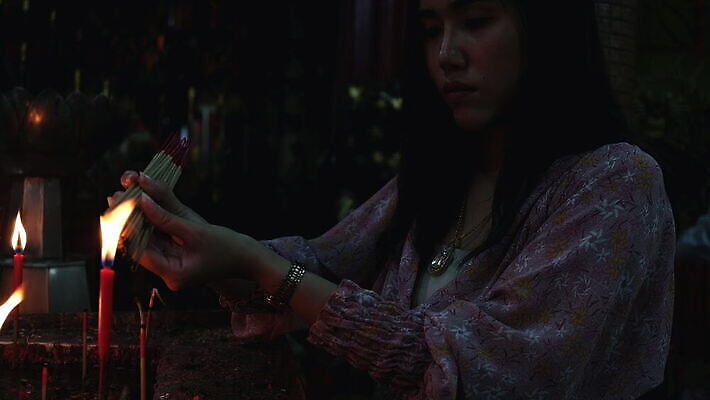 전통 아시아 종교 문화 여행 불교 태국 불 한명 동양인 옆모습 빛 믿음 꽃병 중국 어둠 기도 잡기 그룹 필름 집중 영화 준비 향기 신성 사당 숭배 신앙심 옛날 충실 패닝샷 호러 화상 존경 4K MOV 해외동영상 클립영상 자연요소 1 꽃 감정 나라 뷰포인트 컨셉 모션 문화예술 촬영기법 사람 인종 상처 냄새 공포 동영상 파일형식