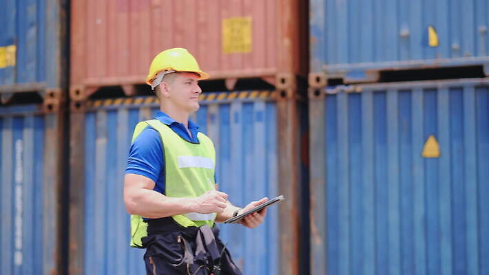 백인 직업 산업 비즈니스 공장 교통시설 노동자 직장 한명 안전 사람 야외 글로벌 알약 항구 화물 업무 엔지니어 감독 안전모 헬멧 컨테이너 종업원 조선소 스마트 창고 서비스 경영자 상업 시스템 수납 포트 공학 물류 경영 로딩 수입 제어 터미널 4K MOV 해외동영상 클립영상 서양인 1 교육 교통 컨셉 회사 공업 약 운송업 작업 기술자 안전장비 보호장비 시설 리더 동영상 파일형식