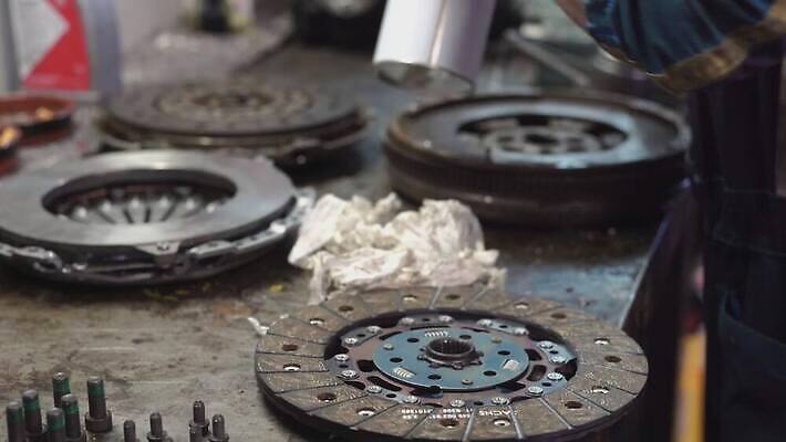 산업 백그라운드 부분 교통시설 자동차 사람없음 상자 금속 힘 기계 장비 흰색 수리 플러그 전기에너지 브레이크 철 묘사 서비스 톱니바퀴 전염 볼트 엔진 기어 모터 유지 국회 고립 베어링 자동 철강 4K MOV 해외동영상 클립영상 육상교통 컬러 교통 재질 에너지 공구 질병 시설 감염 동영상 파일형식