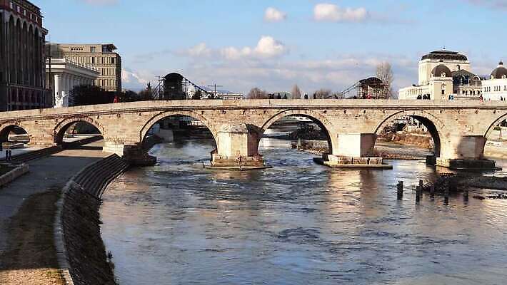 유럽 여행 건축양식 하늘 새로움 파노라마 미술 사람없음 건물 물 강 도시풍경 궁전 바위 도시 개울 센터 역사 도심 저녁 충돌 아치 박물관 정사각형 지역 타운 천연기념물 랜드마크 마케도니아 발칸반도 수도권 옛날 4K MP4 해외동영상 클립영상 자연요소 도형 건축물 건축 나라 컨셉 고건축 문화예술 촬영기법 풍경 돌_바위 야간 동영상 파일형식 남유럽