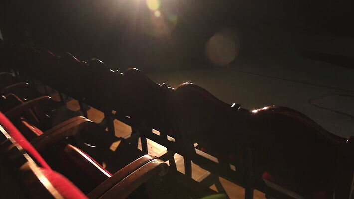 문화 의자 회의 불꽃 실내 이야기 이벤트 사람없음 내부 빨간색 빛 어둠 콘서트 공연 무대 홀 영화관 극장 영화 쇼 안락의자 장면 드라마 스포트라이트 객석 오페라 줄서기 벨벳 비어있는 MOV 해외동영상 클립영상 컬러 가구 비즈니스 모션 불 문화예술 공간 실크 동영상 파일형식