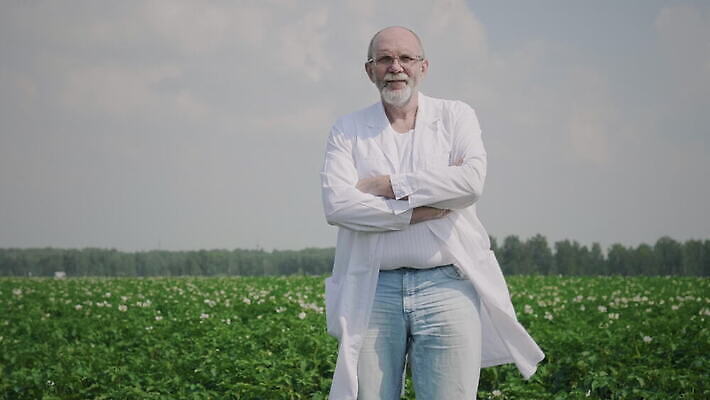 식물 백인 응시 여자 안경 과학 농업 자연 실험 한명 사람 야외 농장 환경 정원 시골 작업 엔지니어 제조 농부 생명공학 연구원 과학자 분석 보고서 원예 생물학 식물원 미생물 감독관 내추럴 밭일 4K MOV 해외동영상 클립영상 서양인 직업 1 시선 잡화 교육 산업 컨셉 의학 생물 취미 기술자 생태계 동영상 학자 파일형식