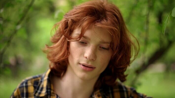 백인 모델 1 학생 라이프스타일 응시 공원 남자 유럽 얼굴 포즈 셔츠 한명 사람 소년 성인 야외 10대 유행 도시 시원함 생강 몽상가 스타일 힙스터 MP4 해외동영상 슬로모션 클립영상 서양인 시선 공공시설 패션 나라 어린이 상의 채소 청소년 촬영기법 생활 신체부위 동영상 파일형식