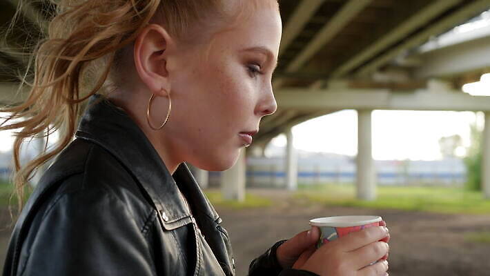 손 응시 여자 산업 얼굴 커피 음료 자동차 거리 따뜻함 한명 사람 야외 청춘 유행 냉동 검은색 어둠 재킷 추위 잡기 도시 뜨거움 차 불기 가죽 아래 코코아 그런지 펑크 4K MOV 해외동영상 클립영상 1 시선 육상교통 컬러 컨셉 모션 신체부위 외투 방향 위치 동영상 파일형식