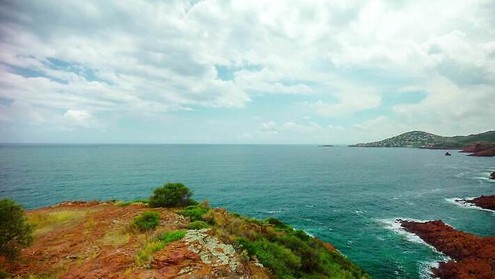 나무 전통 유럽 바다 컬러 여행 자연 하늘 휴가 파노라마 사람없음 물 햇빛 태양 프랑스 시간 만 가장자리 지중해 각도 남쪽 프랑스어 넘어짐 코르시카 터키석 많음 수평선 4K 타임랩스 MP4 해외동영상 클립영상 자연요소 식물 문자 나라 섬 컨셉 모션 촬영기법 둘레 보석 방향 생태계 동영상 파일형식