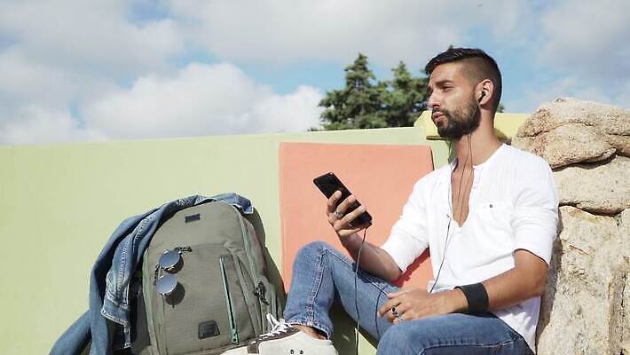 백인 학생 라이프스타일 남자 행복 음악 이어폰 여행 노래 통신 놀이 모바일 휴식 기술 한명 사람 앉기 성인 야외 스마트폰 핸드폰 헤드폰 소리 듣기 어플리케이션 MP3 시원함 스마트 집중 오디오 온라인 멀티미디어 리듬 플레이어 밀레니얼 4K MOV 해외동영상 클립영상 서양인 1 감정 음향기기 컨셉 모션 문화예술 생활 경제 전자제품 스마트기기 동영상 파일형식