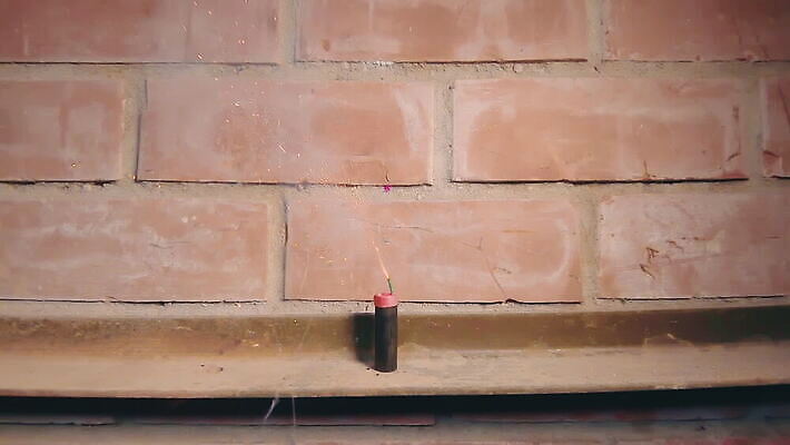 크리스마스 오렌지 불 불꽃 벽돌 새해 폭죽 불꽃놀이 사람없음 빛 크래커 힘 소리 뜨거움 균열 연기 폭발 12월 폭발물 폭탄 가루 시끄러움 라이터 파열 다이너마이트 심지 점화 화상 MOV 해외동영상 슬로모션 클립영상 자연요소 기념일 무기 과일 모션 놀이 촬영기법 쿠키 날짜 상처 동영상 파일형식