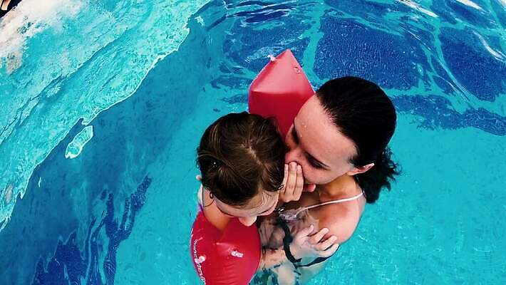 여자 행복 어린이 포즈 백그라운드 장난 가족 휴가 건강 사랑 미소 웃음 사람 정장 사람없음 야외 물 여름 파란색 믿음 수영 우정 기쁨 비밀 귓속말 당구 휴양지 5 팔 언니 소문 4K MP4 해외동영상 클립영상 자연요소 옷 계절 감정 컬러 컨셉 관계 표정 신체부위 친구 숫자 구기 장소 수상스포츠 자매 동영상 파일형식