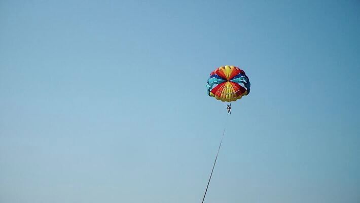 구름 라이프스타일 스포츠 바다 컬러 여행 포즈 자연 하늘 휴가 휴식 사람 풍경 사람없음 물 여름 파란색 태양 여행객 보트 낙하산 유카탄 4K MP4 해외동영상 클립영상 자연요소 계절 컨셉 배_교통 멕시코 생활 생태계 동영상 파일형식