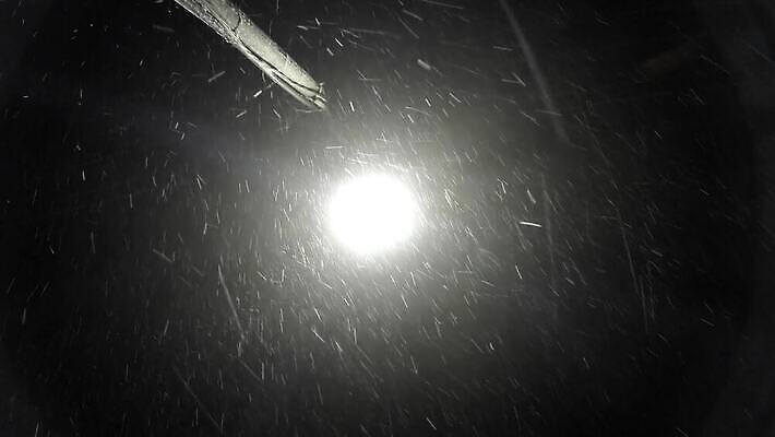 디자인 도로 컬러 백그라운드 크리스마스 겨울 패턴 창문 모션 자연 하늘 표면 날씨 거리 사람없음 건물 물 파란색 빛 검은색 어둠 젖음 추위 흰색 도시 원형 투명 눈송이 떨어짐 야간 빗방울 아래 질감 덮기 층 빛망울 그런지 블러 효과 4K MP4 해외동영상 클립영상 자연요소 도형 건축물 계절 기념일 길 컨셉 무늬 교통시설 눈_날씨 비_날씨 방향 생태계 위치 동영상 파일형식