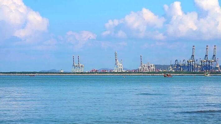 라이프스타일 산업 파도 바다 여행 자연 갈매기 조류 하늘 낚시 항해 사람없음 야외 물 파란색 뷰티 마을 항구 일몰 화물 도시 보트 컨테이너 기중기 함선 해안도시 낚시꾼 포트 타운 스카이라인 로딩 옛날 많음 MP4 해외동영상 클립영상 자연요소 동물 컬러 컨셉 배_교통 교통시설 레저 생활 노을 운송업 중장비 생태계 동영상 파일형식