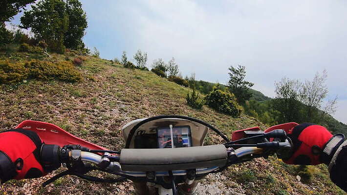 남자 스포츠 포즈 십자가 자국 모션 하늘 사람 야외 운동 자전거 힘 경쟁 공연 오토바이 운전사 승차 헬멧 위험 속도 먼지 지역 진흙 엔진 모터 라이더 레이서 선로 크로스컨트리 1인칭시점 4K MOV 해외동영상 클립영상 레이스천 직업 시선 컨셉 건강 이벤트 바이크 직물 보호장비 동영상 파일형식