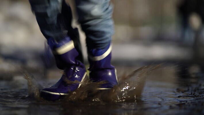 계절 공원 남자 행복 도로 어린이 장난 모션 자연 놀이 날씨 부츠 건강 소년 야외 물 점프 봄 산책 기쁨 젖음 떨어짐 웅덩이 먼지 진흙 고무 걸음마 방수 양발 스플래쉬 4K MOV 해외동영상 클립영상 자연요소 공공시설 감정 길 신발 컨셉 교통시설 휴식 사람 생태계 동영상 파일형식
