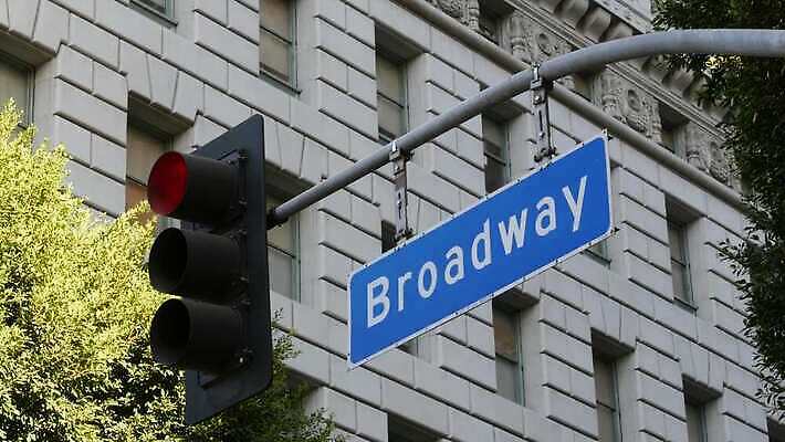 접시 배너 공공시설 길 건축양식 텍스트 교통시설 거리 간판 사람없음 건물 도시풍경 미국 운전 기둥 도시 표지판 이름 도심 이름표 교차로 심볼 메인 신호 캘리포니아 봉 규칙 타운 로스앤젤레스 길가 브로드웨이 산티아고 레터링 4K MP4 해외동영상 클립영상 식기 건축물 건축 교통 북아메리카 모션 알림판 풍경 시설 동영상 파일형식