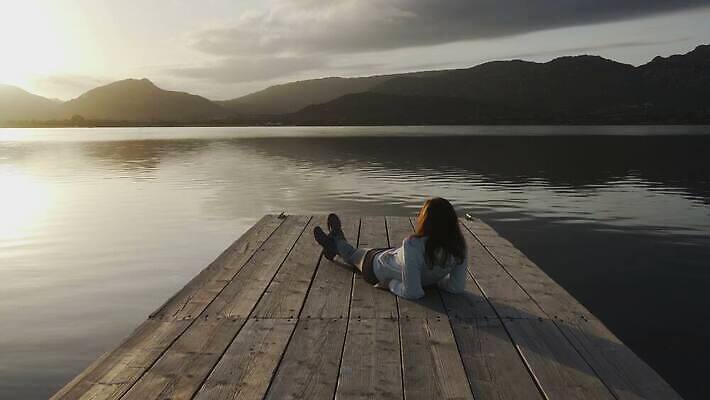 1 응시 여자 실루엣 얼굴 생각 휴식 한명 사람 앉기 햇빛 태양 반사 일출 희망 침묵 일몰 꿈 젖음 슬픔 운명 관찰 고독 떨어짐 명상 개성 몽상가 배려 혼자 4K MOV 해외동영상 클립영상 자연요소 시선 감정 컨셉 모션 촬영기법 신체부위 노을 소리 동영상 파일형식