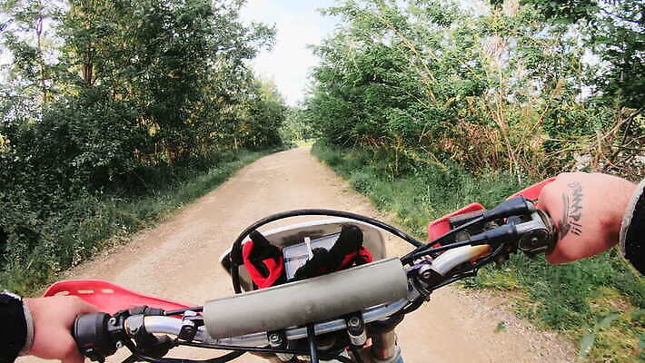 남자 도로 스포츠 포즈 십자가 자국 모션 하늘 사람 야외 운동 자전거 점프 힘 경쟁 자유 오토바이 바퀴 승차 헬멧 위험 속도 순환 먼지 지역 진흙 모터 라이더 레이서 바이크레이서 비포장도로 선로 1인칭시점 4K MOV 해외동영상 클립영상 레이스천 시선 길 컨셉 교통시설 건강 바이크 직물 보호장비 동영상 파일형식