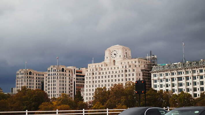 주간 나무 구름 영어 외관 유럽 교통수단 여행 건축양식 자연 하늘 호텔 영국 잉글랜드 파노라마 풍경 사람없음 야외 건물 도시풍경 도시 역사 도심 시계탑 런던 장면 스카이라인 랜드마크 수도권 4K MOV 해외동영상 클립영상 자연요소 식물 문자 건축물 건축 나라 교통 숙소 촬영기법 탑 생태계 지역 동영상 파일형식