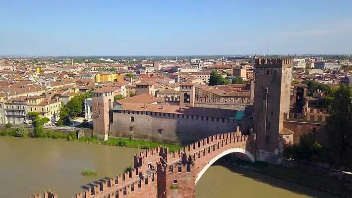 유럽 문화 벽 여행 건축양식 지붕 주택 안테나 파노라마 풍경 사람없음 건물 물 여름 강 도시풍경 성당 교회 탑 이탈리아 골동품 바위 도시 센터 중세 역사 옥상 타운 드론 랜드마크 로마인 베로나 보호구역 옛날 4K MOV 해외동영상 클립영상 자연요소 건축물 계절 건축 나라 통신 종교건축 촬영기법 인종 돌_바위 동영상 구역 파일형식