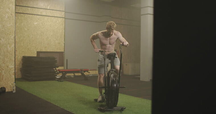 1 여자 스포츠 십자가 신체 모션 건강 한명 사람 운동복 운동 자전거 헬스사이클 힘 기계 활발 헬스장 장비 승차 결심 연습 클럽 준비 체육관 근육질 노력 사이클링 고집 돌리기 돌봄 바디케어 자극 4K MOV 해외동영상 클립영상 옷 컨셉 근육 바이크 운동기구 헬스 육상스포츠 몸매 동영상 파일형식