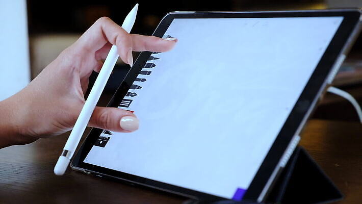 직업 손 디자인 여자 미래 실내 미술 성인 사람없음 신체부위 컴퓨터그래픽 가로 캐주얼 컴퓨터 태블릿 사무실 펜 유행 모니터 어둠 장비 작업 전문직 스케치 필름 그림 예술가 결재 개발 그래픽디자이너 터치스크린 MOV 해외동영상 클립영상 옷 컨셉 비즈니스 문화예술 사람 내부 그래픽 전자제품 스마트기기 필기구 디자이너 동영상 파일형식