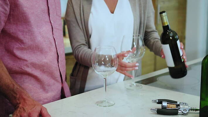 백인 라이프스타일 웰빙 커플 여자 남자 행복 음료 40대 중년 와인잔 가정 함께함 실내 사랑 미소 웃음 두명 와인 마시기 축하 스페인 붓기 화이트와인 와인병 축배 혼혈 남유럽 4K 틸트업 MOV 해외동영상 클립영상 서양인 감정 유럽 컨셉 술잔 관계 모션 병_용기 주류 촬영기법 표정 사람 성인 내부 생활 다문화 동영상 파일형식