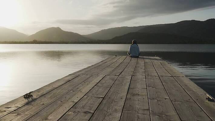 1 응시 여자 실루엣 얼굴 생각 휴식 한명 사람 앉기 햇빛 태양 반사 일출 희망 침묵 일몰 꿈 젖음 슬픔 운명 관찰 고독 떨어짐 명상 개성 몽상가 배려 혼자 4K MOV 해외동영상 클립영상 자연요소 시선 감정 컨셉 모션 촬영기법 신체부위 노을 소리 동영상 파일형식