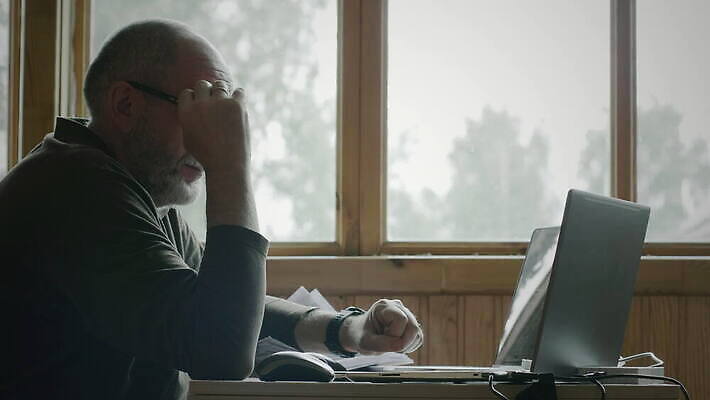 백인 직업 라이프스타일 남자 안경 중년 비즈니스 사업가 노동자 수염 스트레스 주택 직장 실내 피곤 한명 사람 앉기 성인 노트북 컴퓨터 사무실 고통 터치 업무 작업 비즈니스맨 좌절 책상 고민 두통 업무과다 문제 과로 마감 옛날 편두통 4K MOV 해외동영상 클립영상 서양인 1 잡화 감정 가구 컨셉 회사 모션 내부 건물 생활 전자제품 직장인 질병 동영상 파일형식