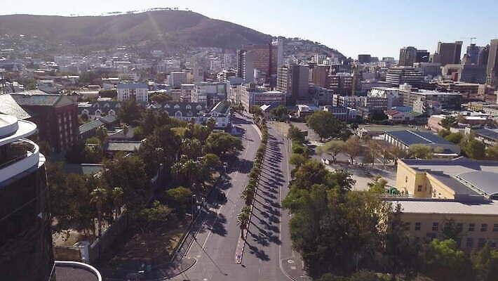 도로 자동차 거리 안테나 사람없음 건물 사무실 고속도로 도심 교차로 버리기 남아프리카 드론 랜드마크 케이프타운 코로나바이러스 비어있는 4K 락다운 MOV 해외동영상 클립영상 건축물 길 육상교통 비즈니스 통신 교통시설 모션 아프리카 도시 바이러스 동영상 남아프리카공화국 파일형식